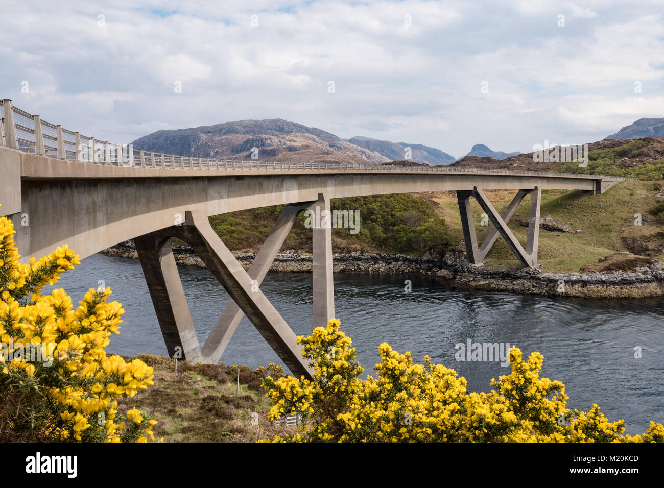Kylesku Bridge, una curva distintivamente calcestruzzo trave scatola ponte nel nord-ovest della Scozia che attraversa il Loch un' Chàirn Bhàin in Sutherland. Foto Stock