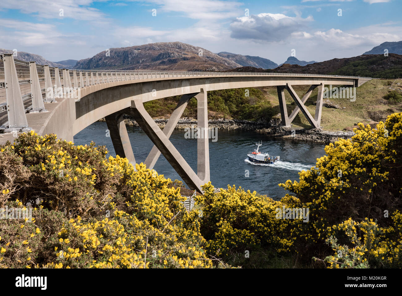 Kylesku Bridge, una curva distintivamente calcestruzzo trave scatola ponte nel nord-ovest della Scozia che attraversa il Loch un' Chàirn Bhàin in Sutherland. Foto Stock