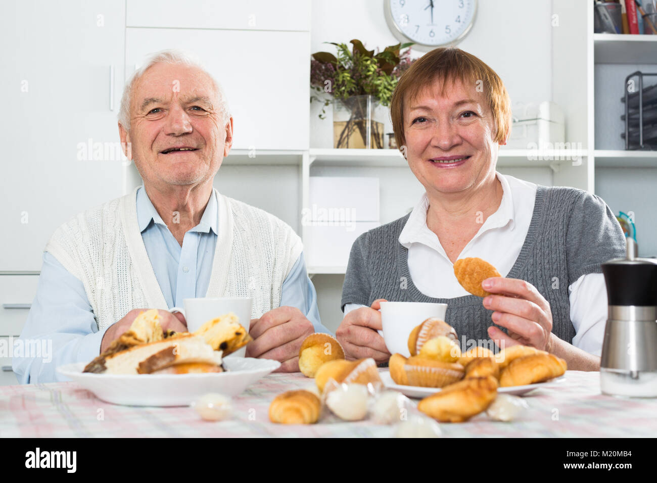 Coppia marito e moglie felice di trascorrere del tempo insieme a casa Foto Stock