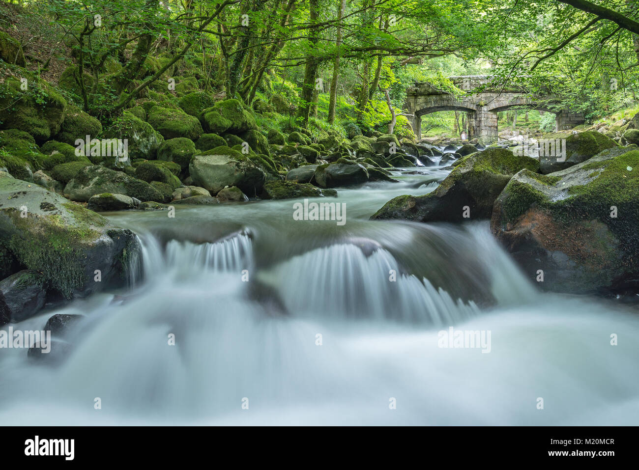 Una lunga esposizione di fiume nel cuore del Parco Nazionale di Dartmoor, Devon, Regno Unito. Foto Stock