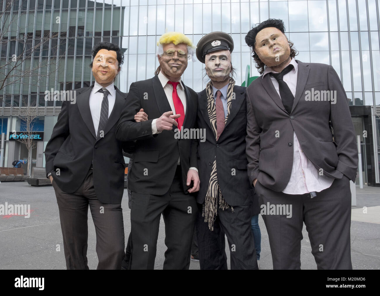 I membri della band Ultra in maschere per un video musicale. Sono vestita come Donald Trump, Xi Jinpeng, Vladimir Putin & Kim Jong Onu. Foto Stock