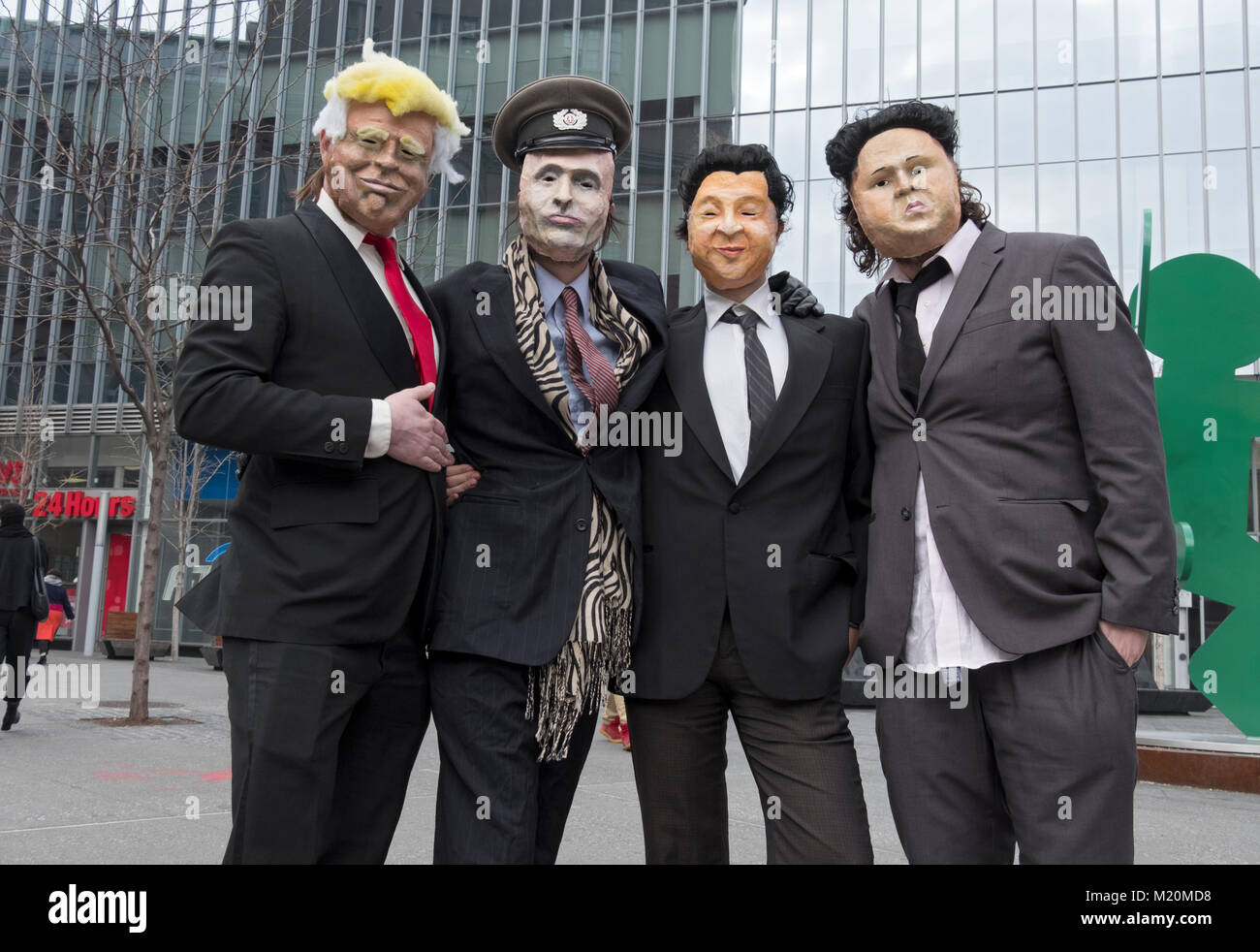 I membri della band Ultra in maschere per un video musicale. Sono vestita come Donald Trump, Xi Jinpeng, Vladimir Putin & Kim Jong Onu. Foto Stock