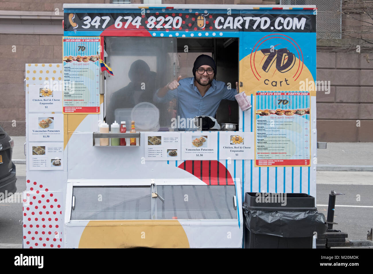 7D carrello, un carrello di alimentare la vendita di cibo venezuelano e specializzato in arepas. Sul Luogo di Astor nell'East Village di New York City.food cart, mobile, Foto Stock