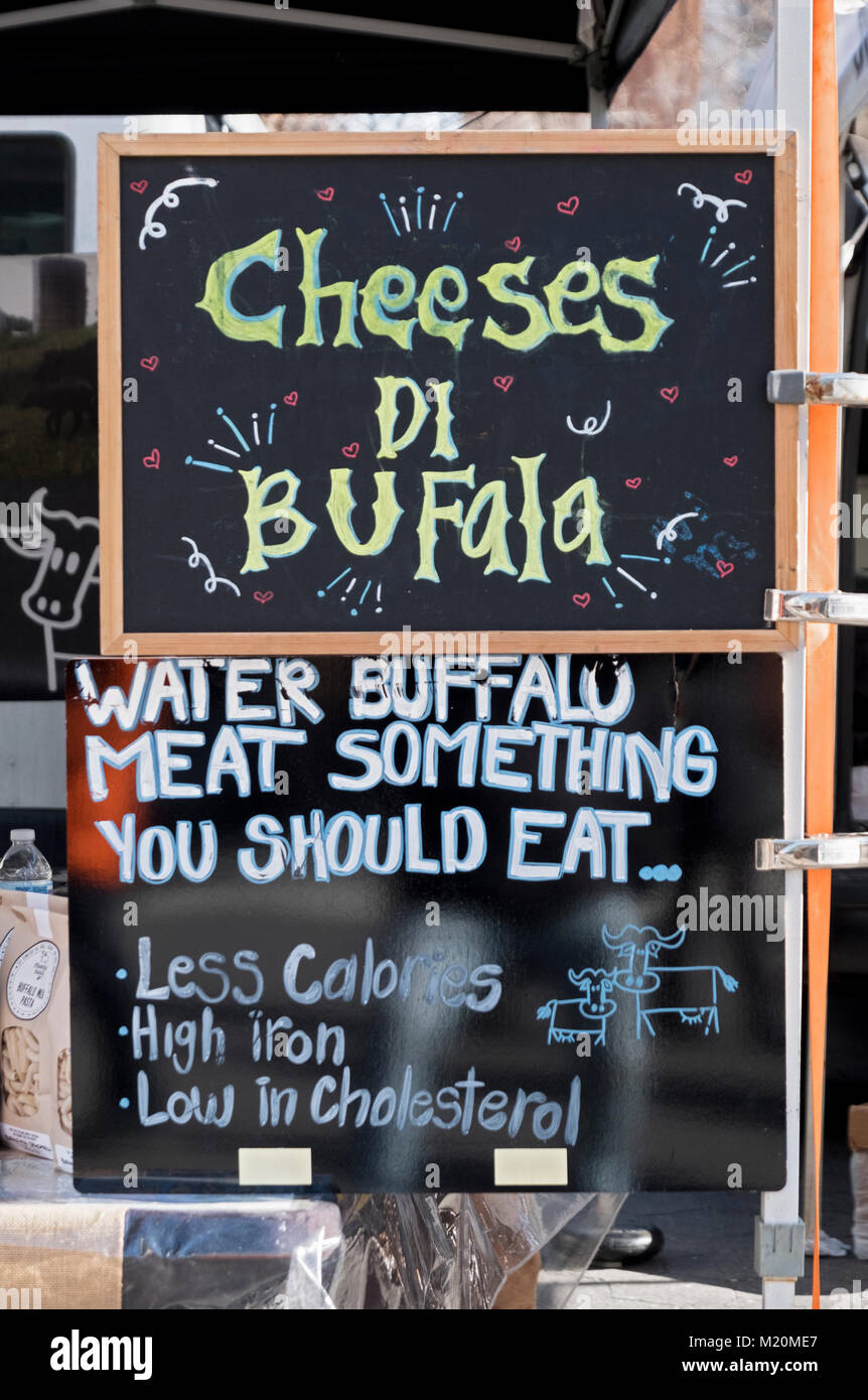 Segno presso la Union Square Mercato verde da parte di un venditore che vende carne di bufalo e di bufala Formaggi,. Nella parte inferiore di Manhattan, New York City. Foto Stock