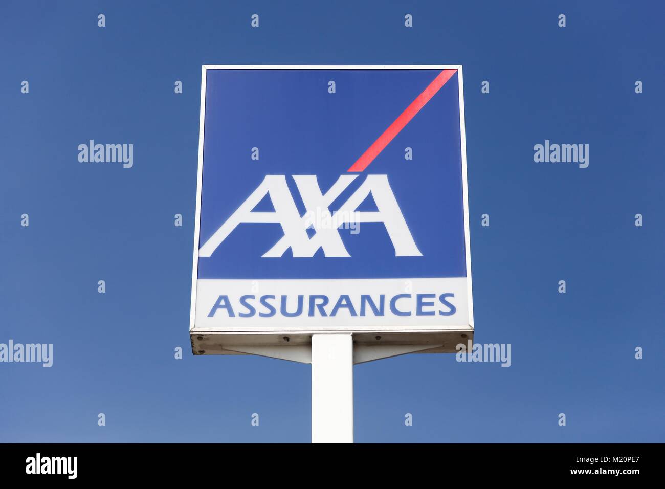 Asili nido, Francia - 22 Marzo 2016: AXA logo su un pannello. AXA è una multinazionale francese impresa di assicurazione Foto Stock