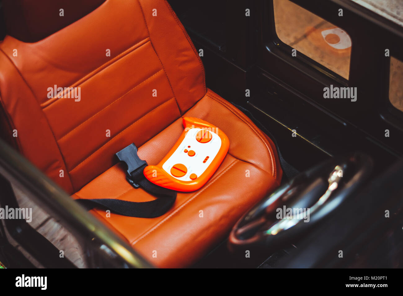 Giocattolo auto StopClose traffico vista di un giocattolo auto della polizia dietro un altro semplice bianco auto giocattolo come se fosse un arresto del traffico. Foto Stock