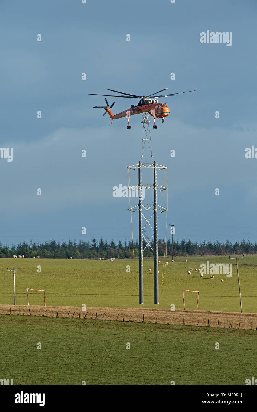 Un sikorsky Erickson Air Crane spediti-over in Scozia per completare un pilone Progetto di linea per SSE (scozzese e Southern Energy vicino a Keith nel Morayshire. Foto Stock