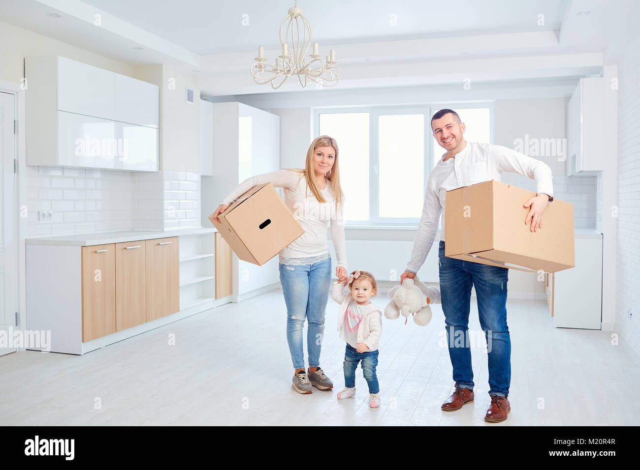 Una famiglia felice si sposta in un nuovo appartamento. Foto Stock