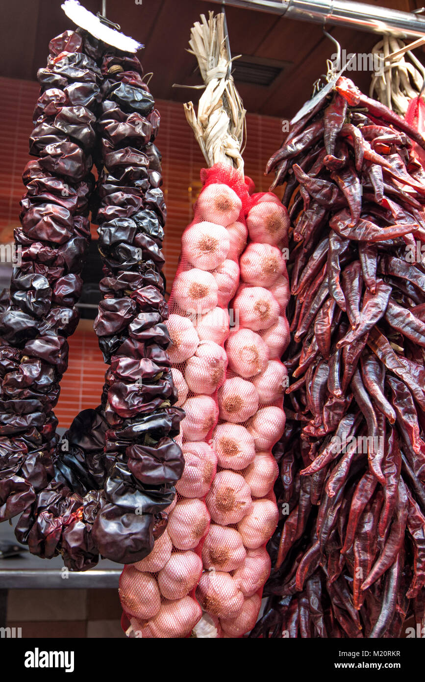 L'Europa, Spagna. Fasci di estratto secco di aglio e peperoncino nel mercato di Barcellona. Foto Stock