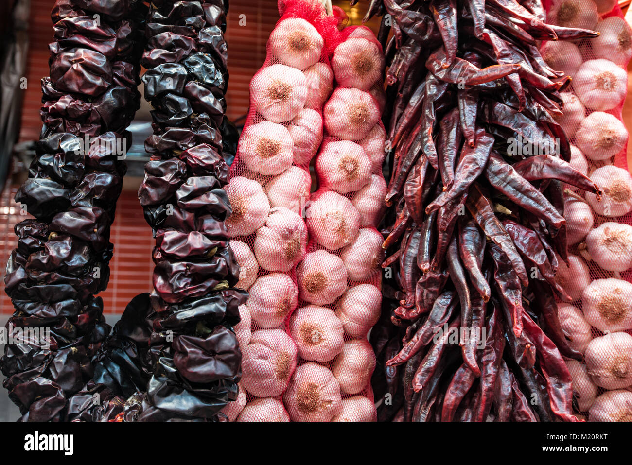 L'Europa, Spagna. Fasci di estratto secco di aglio e peperoncino nel mercato di Barcellona. Foto Stock