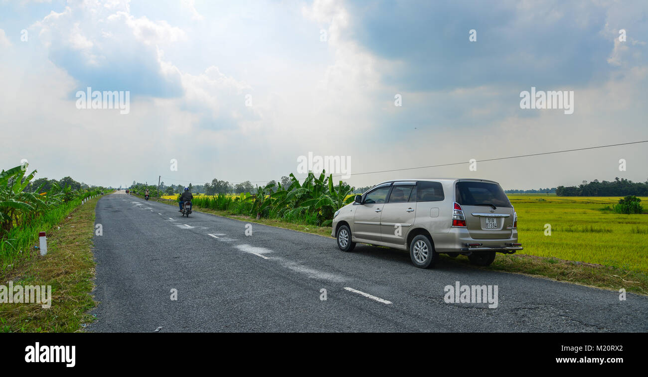 Tien Giang, Vietnam - Agosto 31, 2017. Un parcheggio auto su autostrada in Tien Giang, Delta del Mekong, Vietnam. Foto Stock
