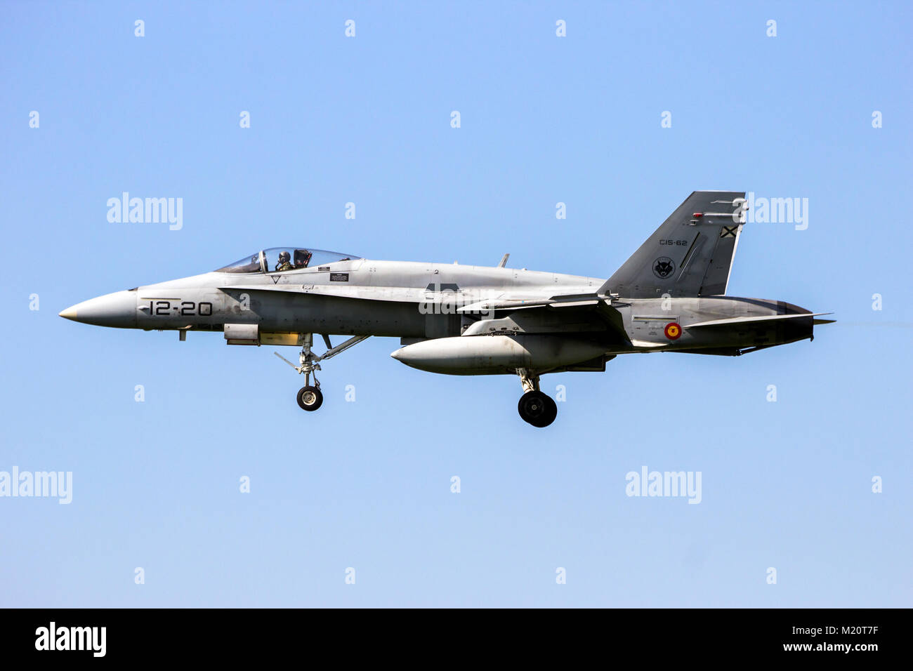 LEEUWARDEN, Paesi Bassi - 15 Aprile 2015: spagnola Air Force Boeing F/A-18 Hornet jet da combattimento aereo atterrare durante l'esercizio Frisone bandiera. Foto Stock
