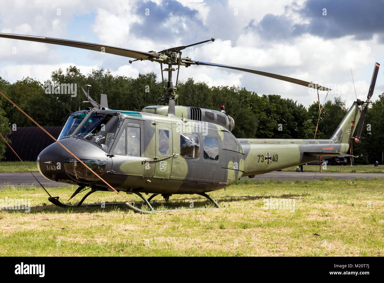 BEAUVECHAIN, Belgio - 20 Maggio 2015: Esercito Tedesco Bell UH-1 Huey elicottero inattivi su Beavechain airbase. Foto Stock