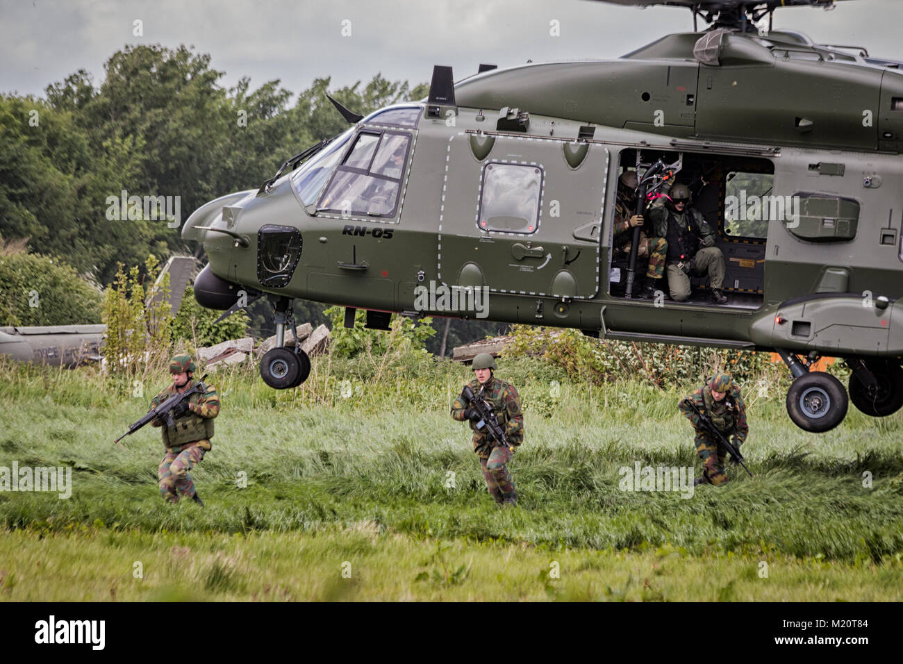 BEAUVECHAIN, Belgio - 20 Maggio 2015: soldati sbarcati da un esercito elicottero NH90. Foto Stock