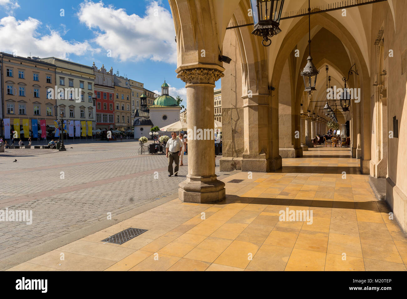 Cracovia in Polonia - Agosto 7, 2016: Arcade del panno Hall (Sukiennice) in Cracovia. La Polonia. L'Europa. Foto Stock