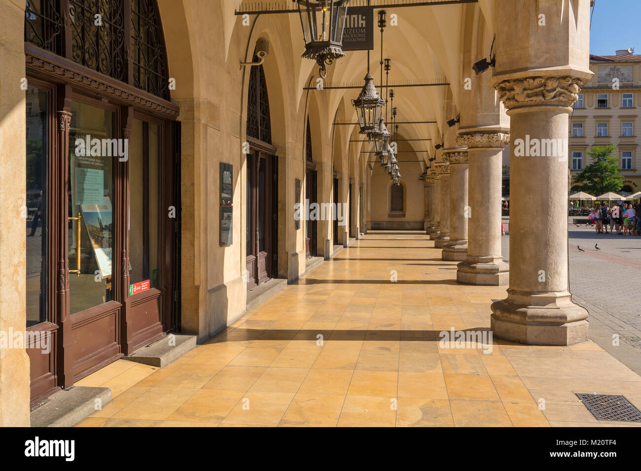 Cracovia in Polonia - Agosto 7, 2016: Arcade del panno Hall (Sukiennice) in Cracovia. La Polonia. L'Europa. Foto Stock