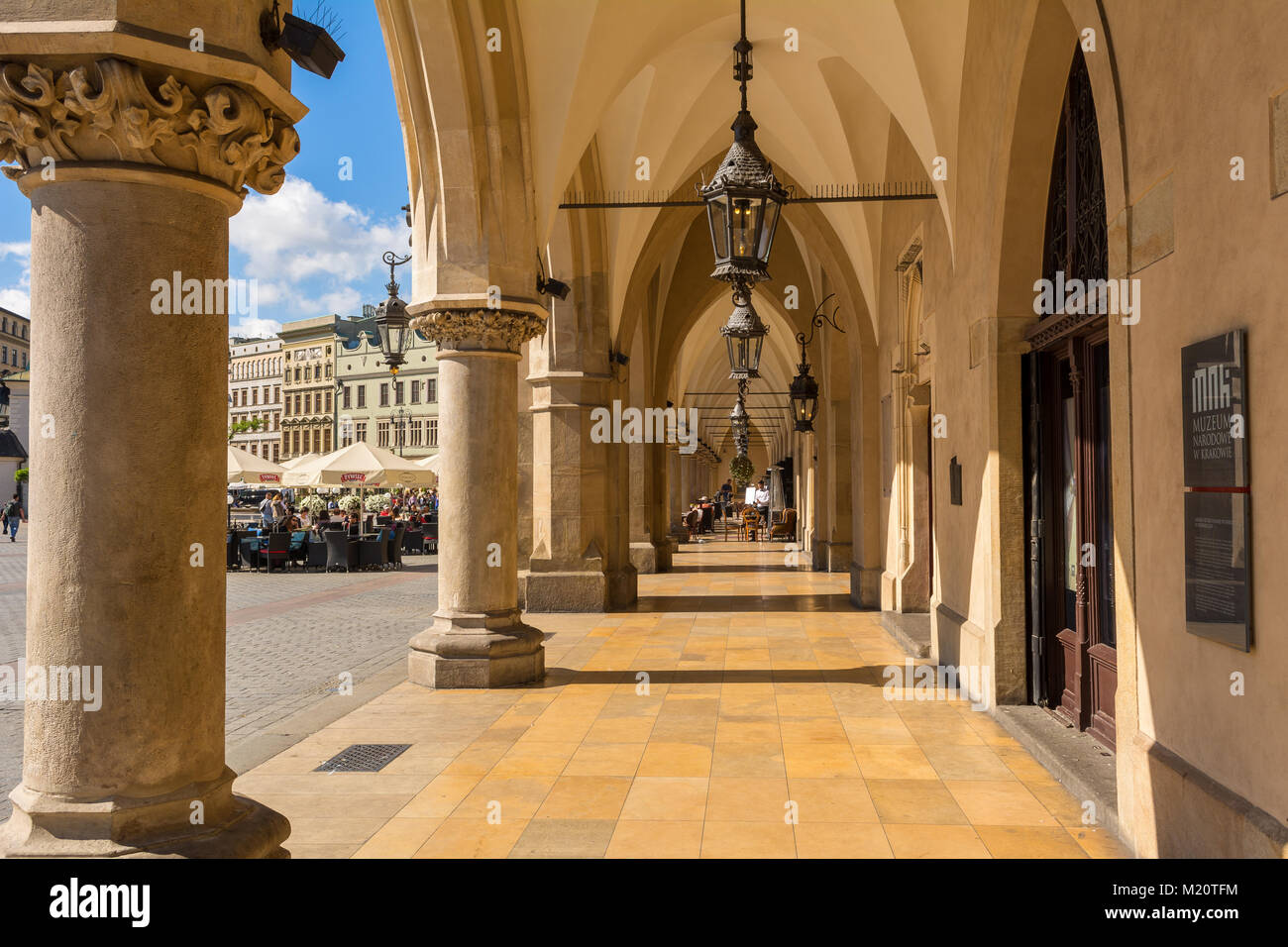 Cracovia in Polonia - Agosto 7, 2016: Arcade del panno Hall (Sukiennice) in Cracovia. La Polonia. L'Europa. Foto Stock