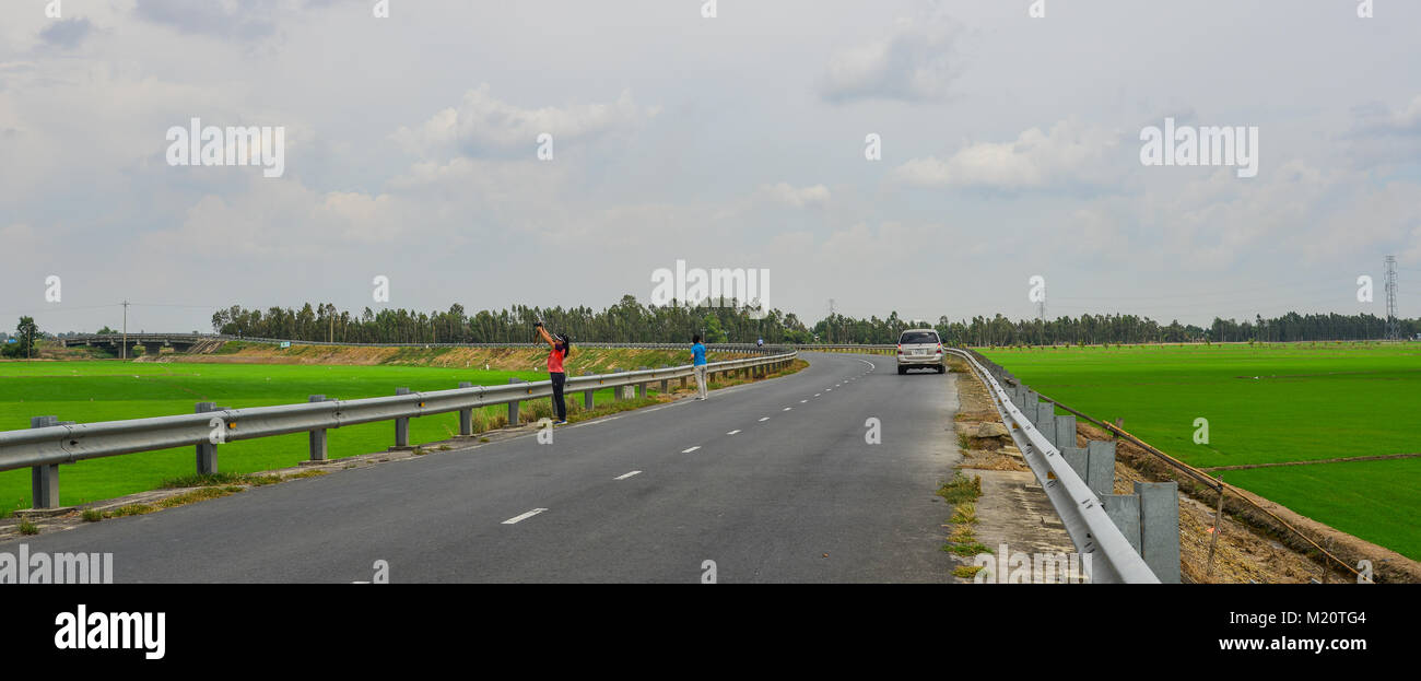 Tien Giang, Vietnam - Agosto 31, 2017. La gente camminare sulla strada rurale in Tien Giang, Delta del Mekong, Vietnam. Foto Stock