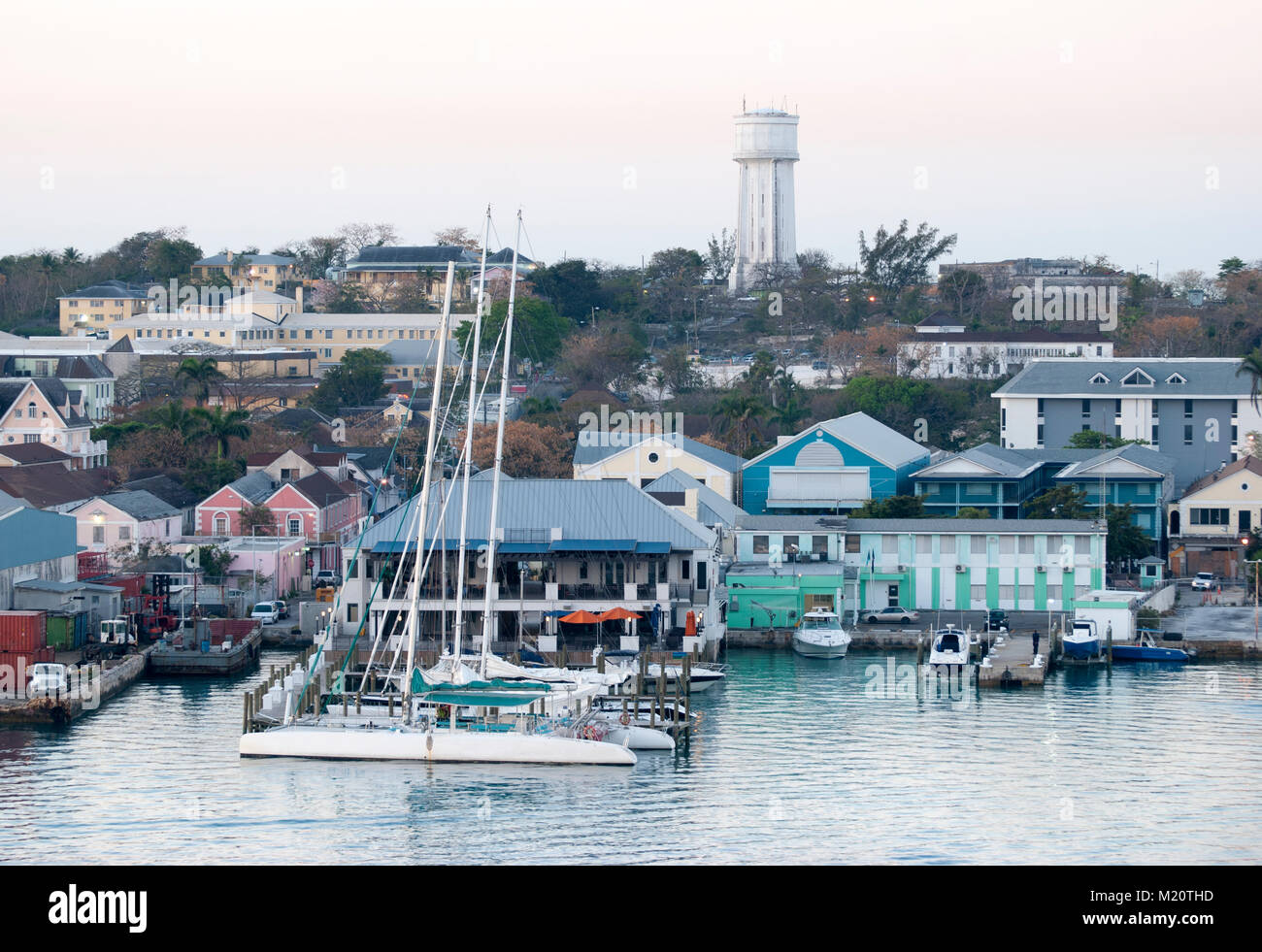 La vista al tramonto della città di Nassau Harbour con water tower in uno sfondo (Bahamas). Foto Stock