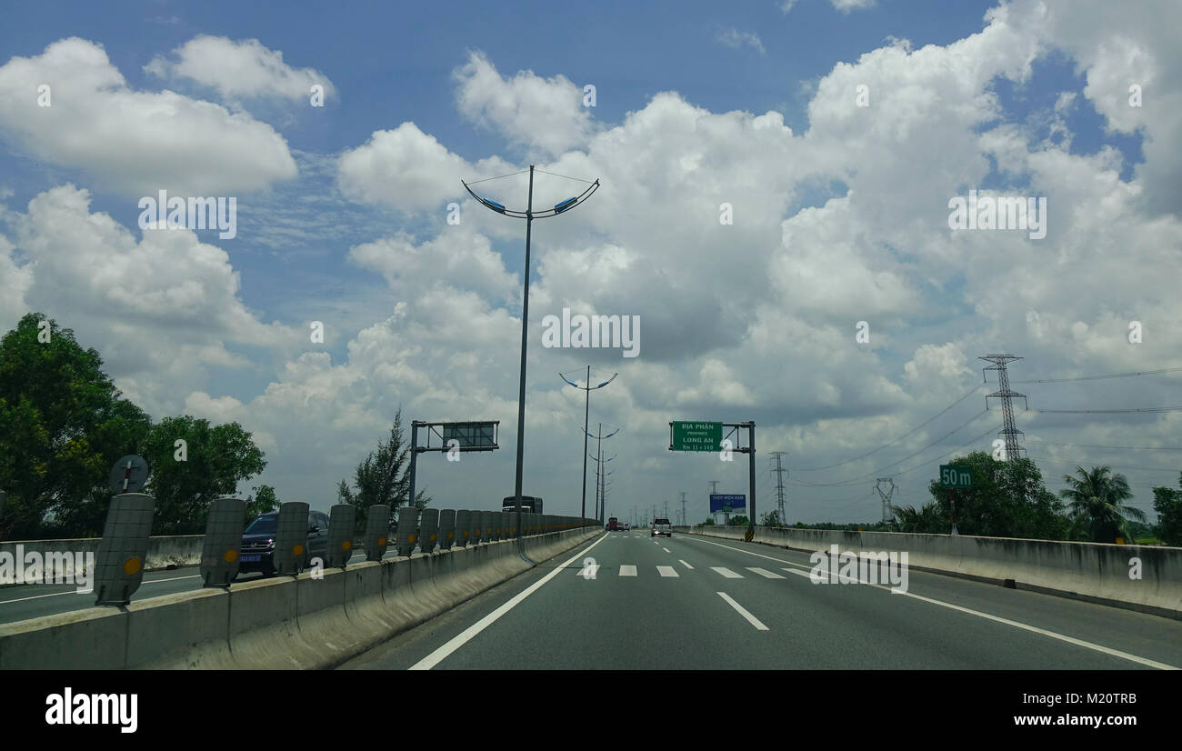 Tien Giang, Vietnam - Agosto 31, 2017. Auto in esecuzione su autostrada in Tien Giang, Delta del Mekong, Vietnam. Foto Stock