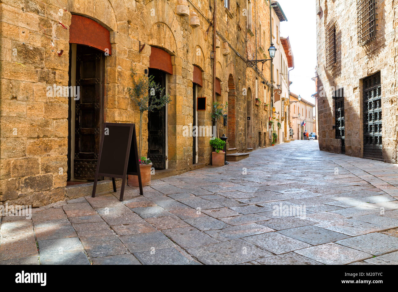 Affascinante piccolo strette stradine della città di Volterra in Toscana, Italia, Europa Foto Stock