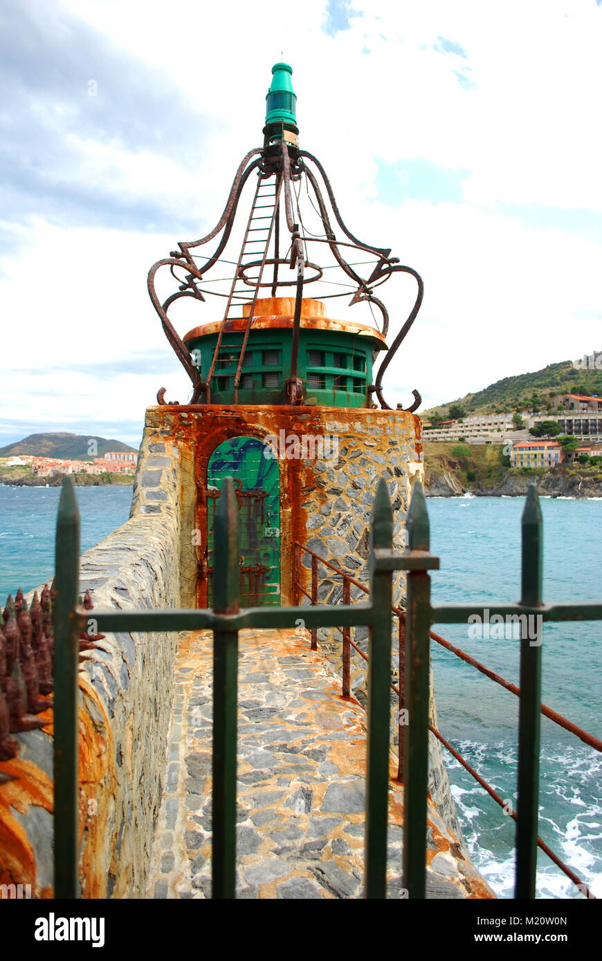Un faro prety nel porto di Collioure nel sud della Francia Foto Stock
