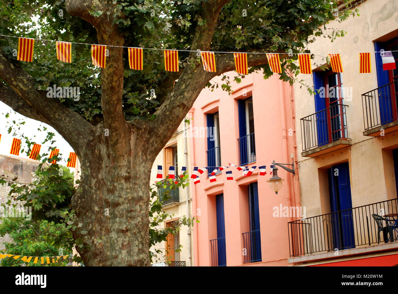 Il francese e catalano bandiere sul display nella città di Collioure nel sud della Francia Foto Stock