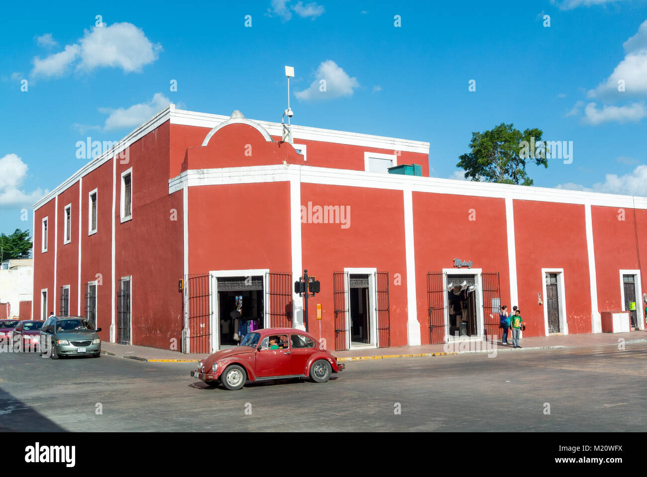 Valladolid, Yucatan, Un'architettura coloniale rossa nella strada Foto Stock