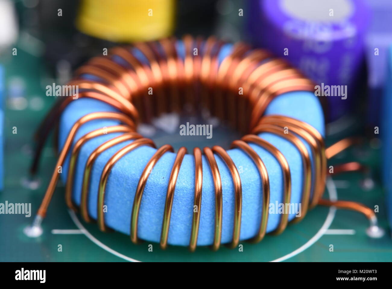 Induttore bobina di rame sulla scheda a circuito stampato Foto Stock