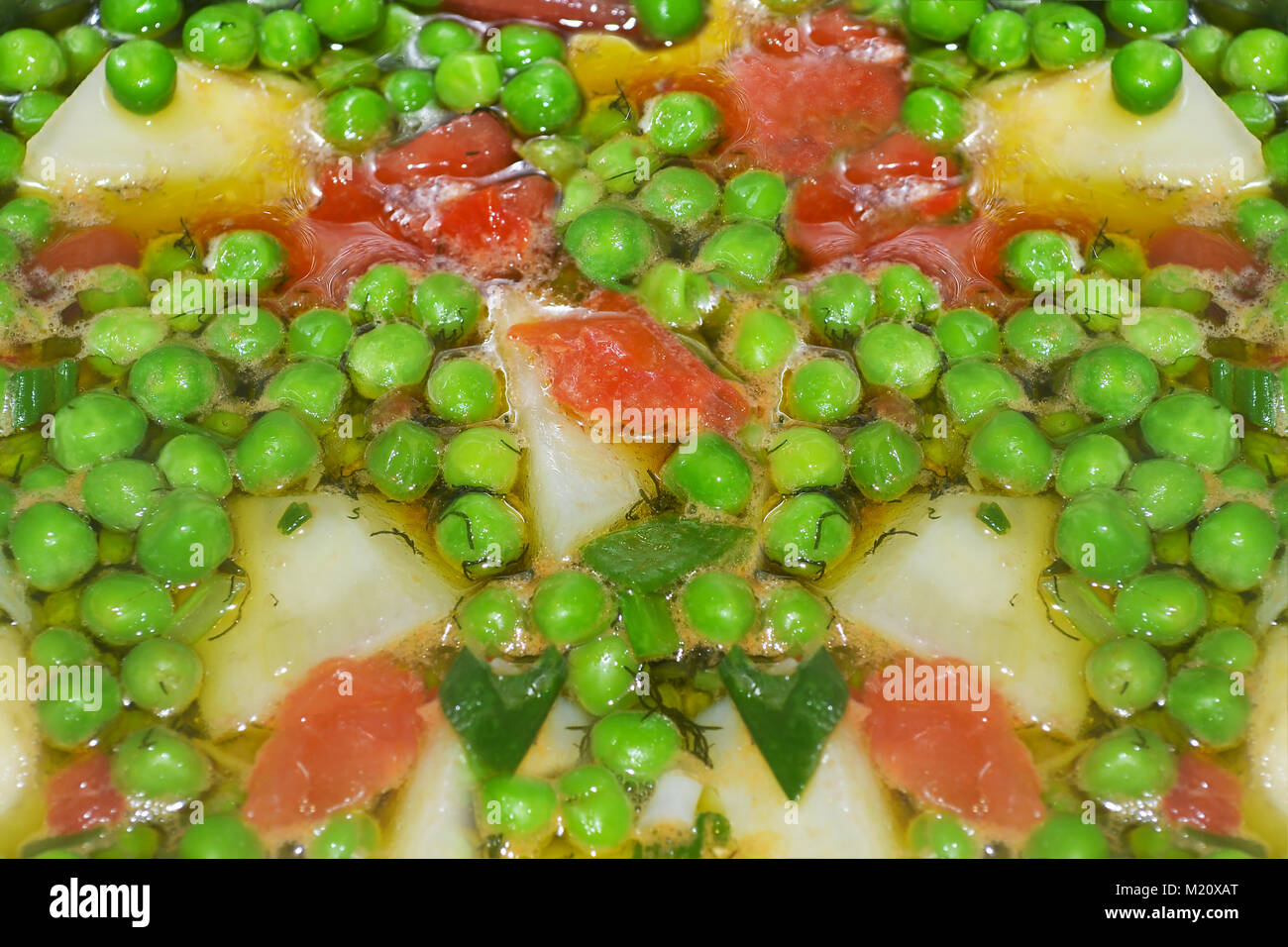 Close up di piselli cotti con pomodoro fresco e patate - greco cibo quaresimale Foto Stock