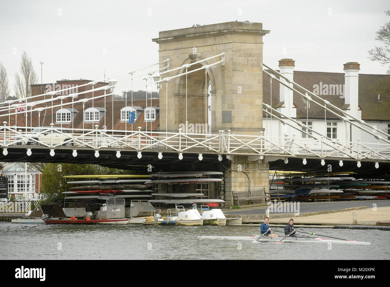 Ponte di sospensione Marlow Bridge progettato da William Tierney Clark nel XIX secolo sul Fiume Tamigi a Marlow, Buckinghamshire, Inghilterra, Regno Unito. Foto Stock