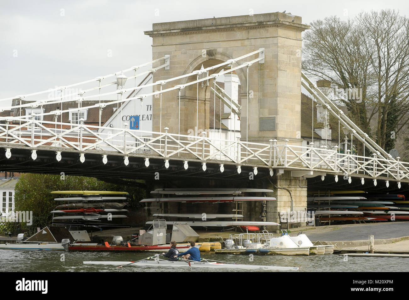 Ponte di sospensione Marlow Bridge progettato da William Tierney Clark nel XIX secolo sul Fiume Tamigi a Marlow, Buckinghamshire, Inghilterra, Regno Unito. Foto Stock