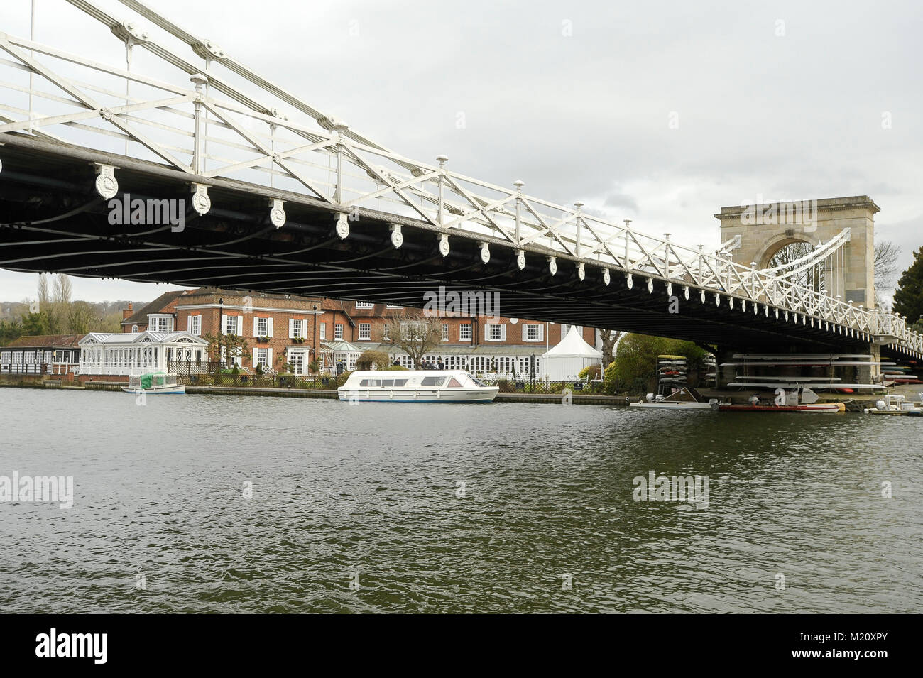 Ponte di sospensione Marlow Bridge progettato da William Tierney Clark nel XIX secolo sul Fiume Tamigi a Marlow, Buckinghamshire, Inghilterra, Regno Unito. Foto Stock