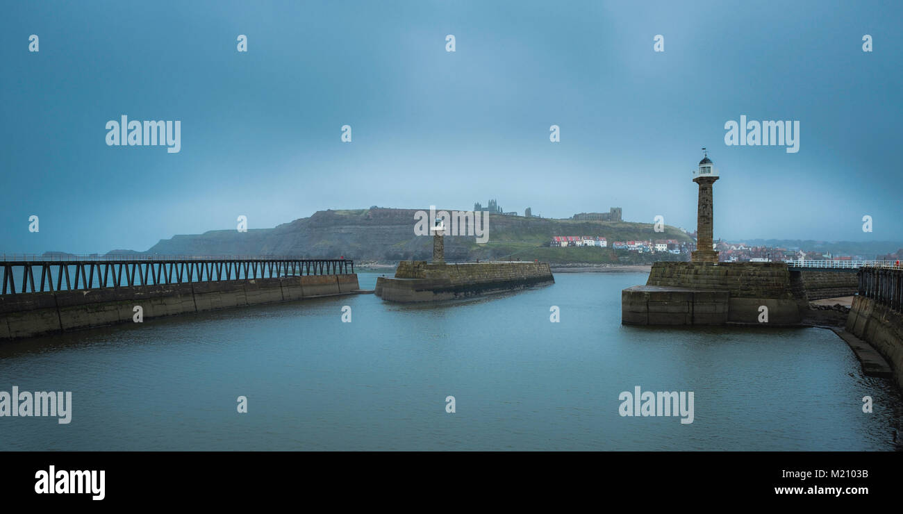 Ingresso al porto a Whitby guardando indietro verso la città. Foto Stock