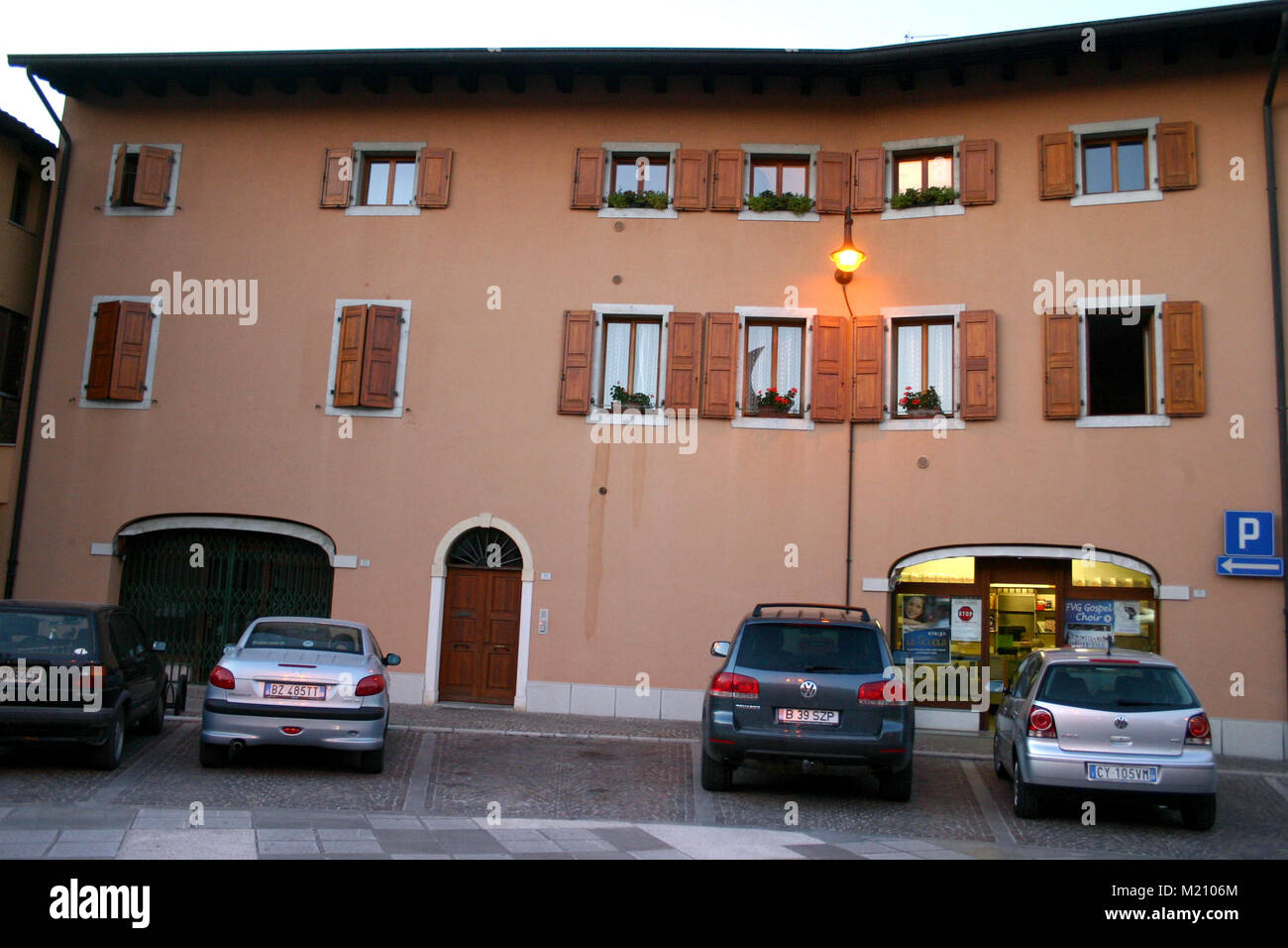 Street ed edifici in Carpacco, Nord Est Italia Foto Stock