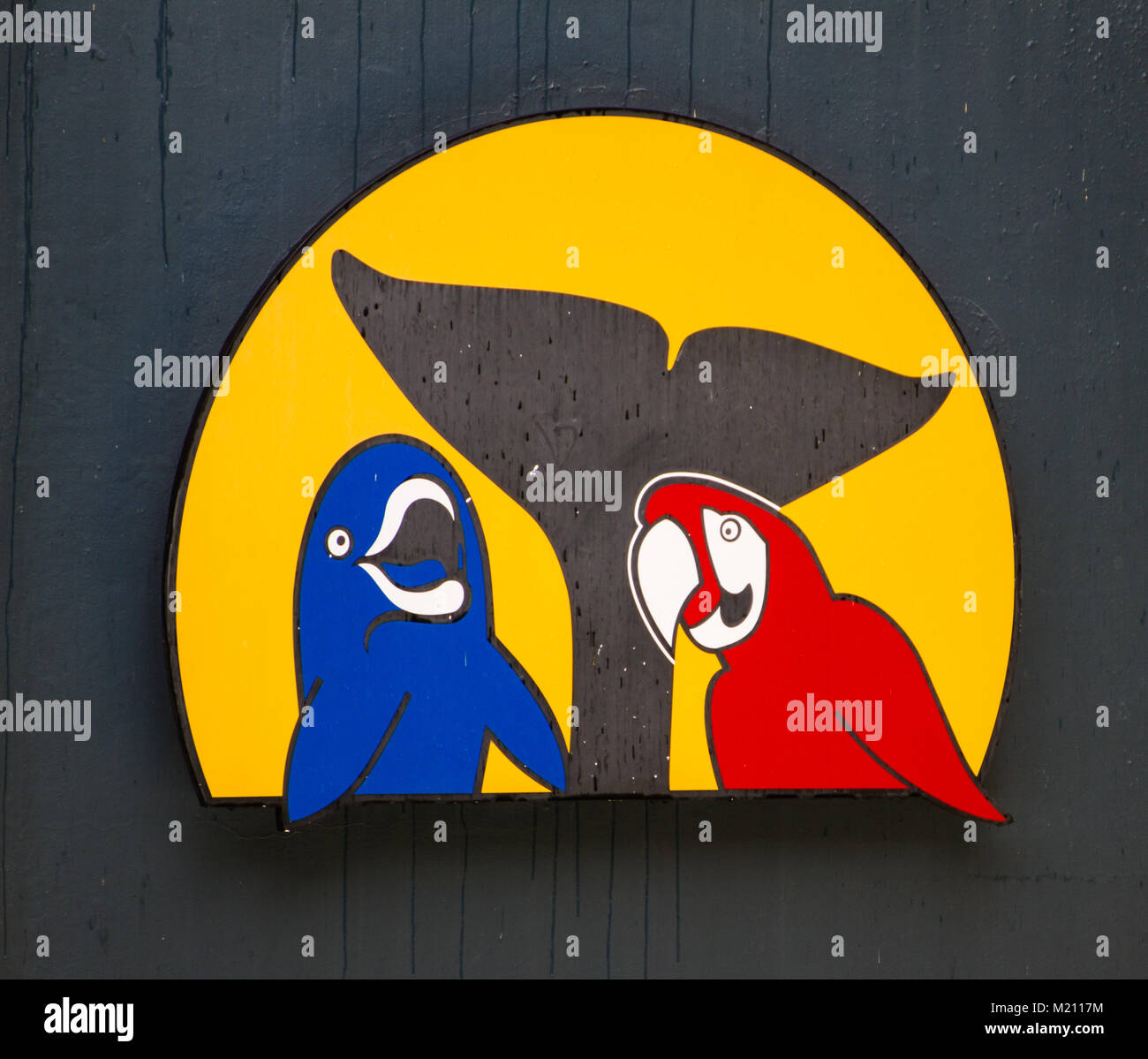Loro Parque segno costituito da un colore blu dolphin, Red Parrot e coda di balena, Loro Parque Tenerife 2016 Foto Stock