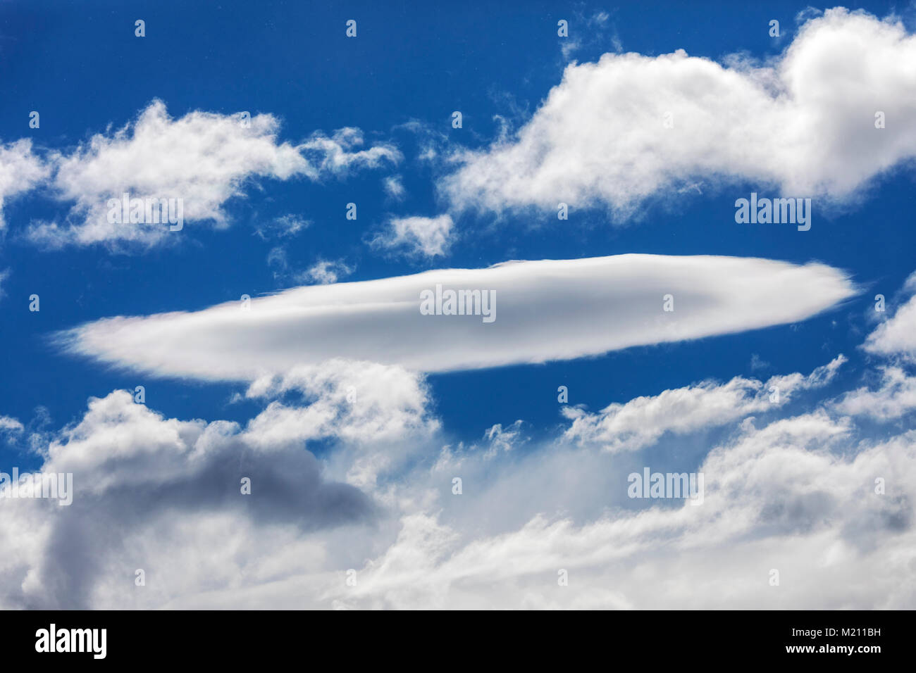 Puffy nuvole contro un azzurro cielo Antartide Foto Stock