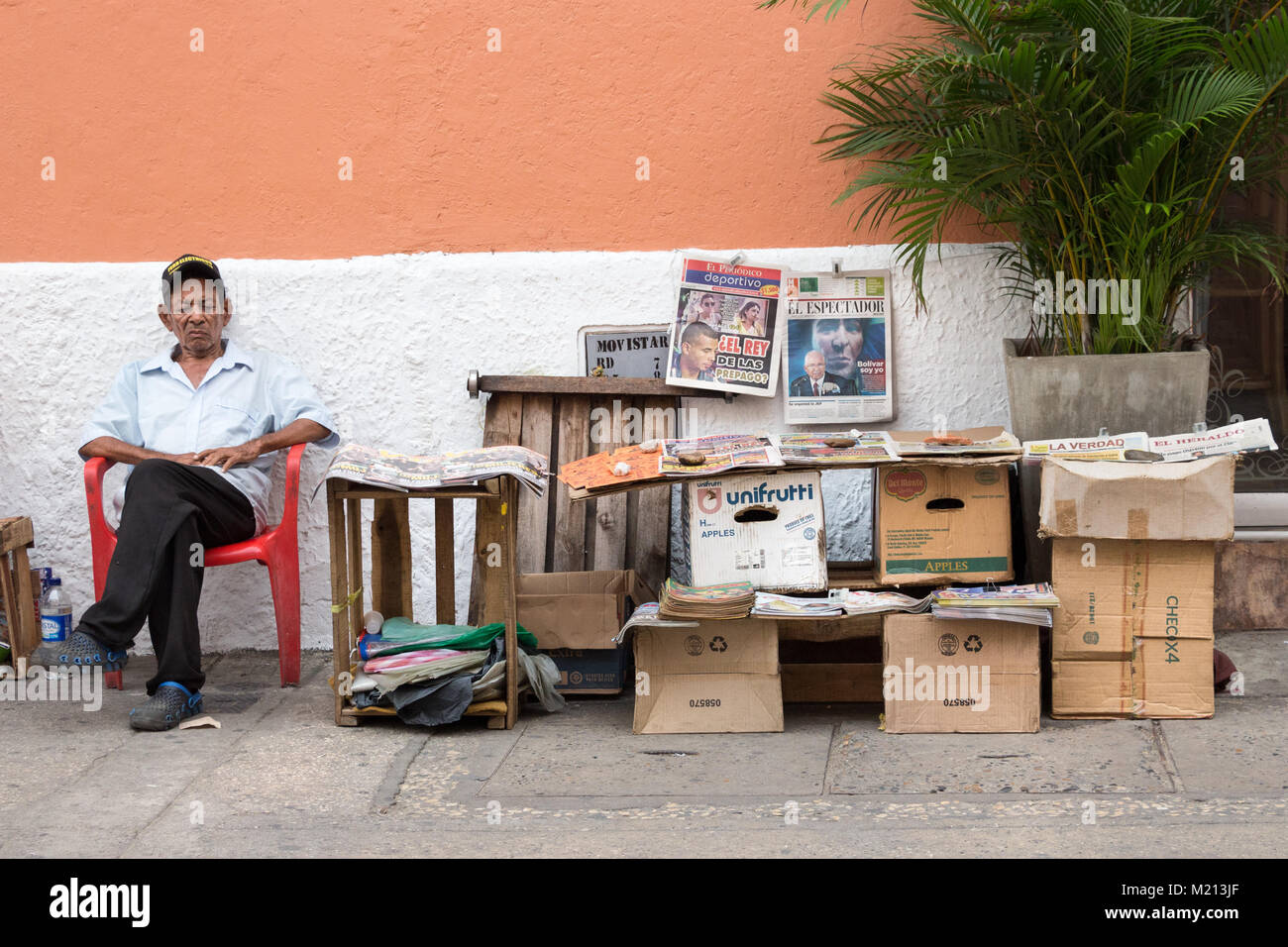 Cartagena, Colombia - Gennaio 24th, 2018: un uomo maturo street fornitore colombiano di vendita quotidiani a Calle del Coliseo a Cartagena, Colombia. Foto Stock