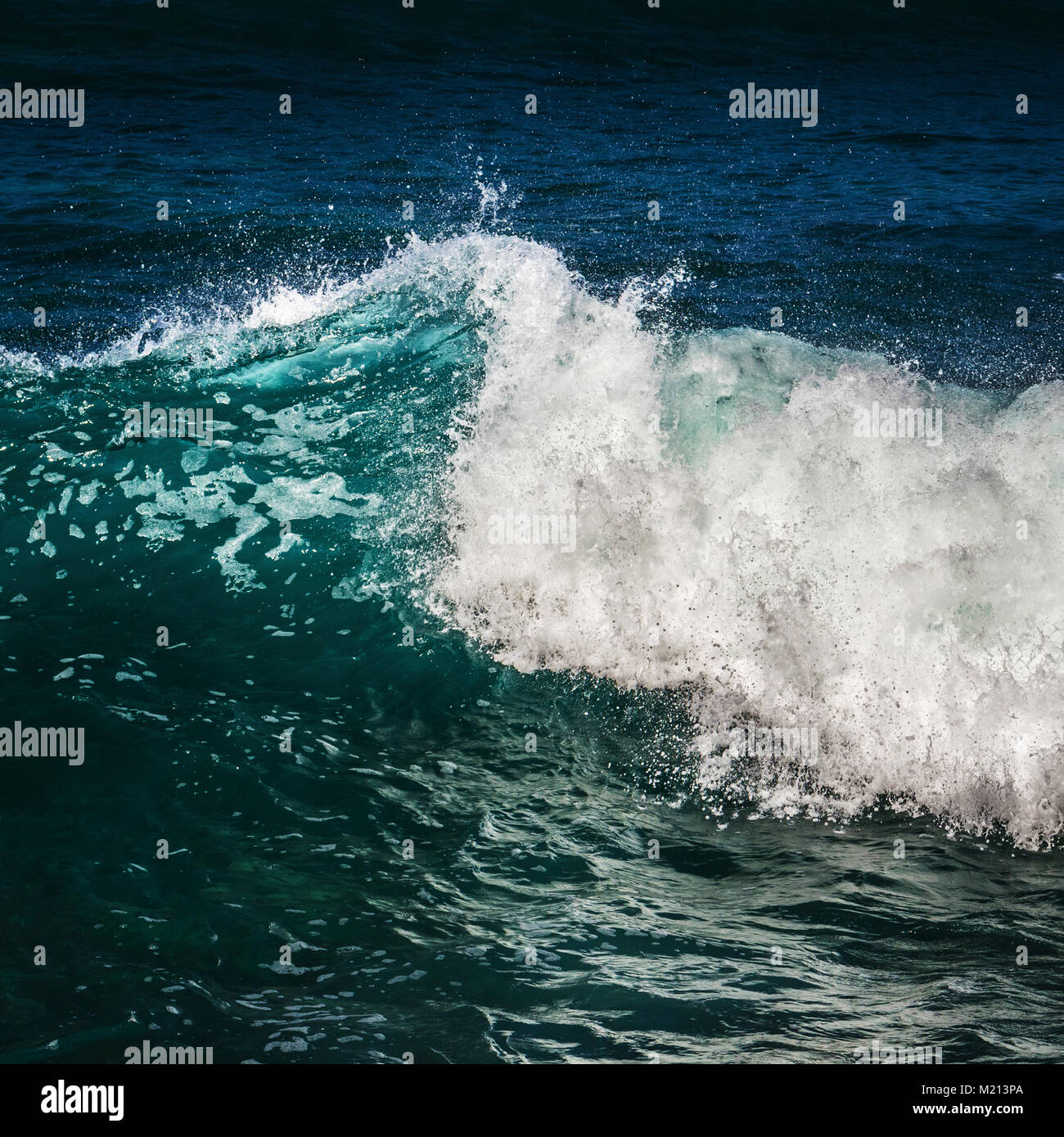 La rottura delle onde oceaniche in Oahu, Hawaii Foto Stock