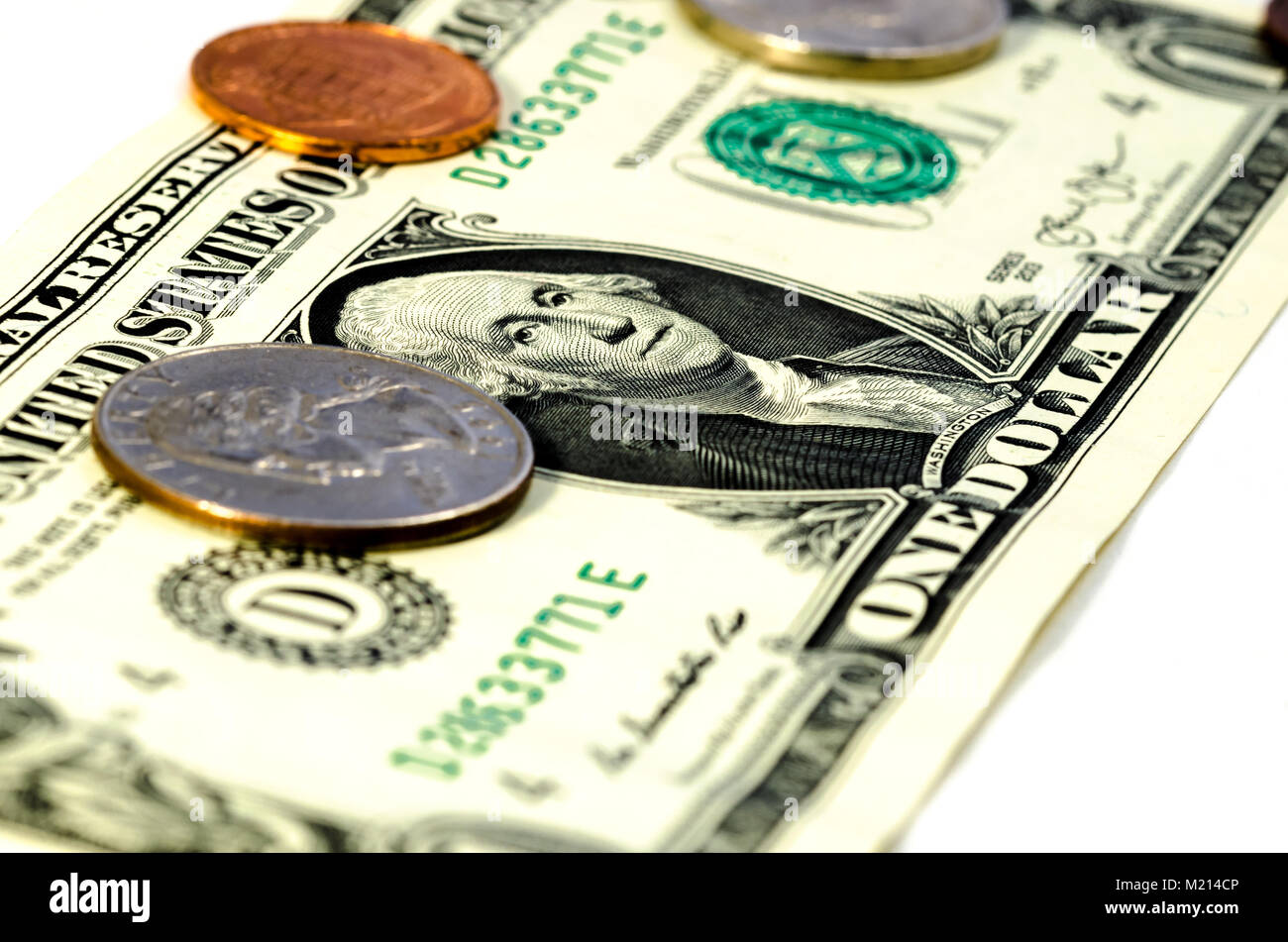 Close up di un dollaro con cent su uno sfondo bianco. il simbolo della ricchezza Foto Stock