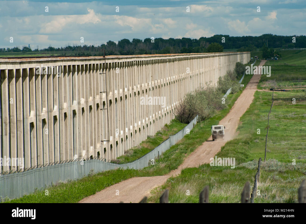 Acquedotto di Brooks, Alberta, Canada. Una vista di questo a livello nazionale e provinciale sito storico guardando verso est lungo la parte sud della strada di accesso. Foto Stock