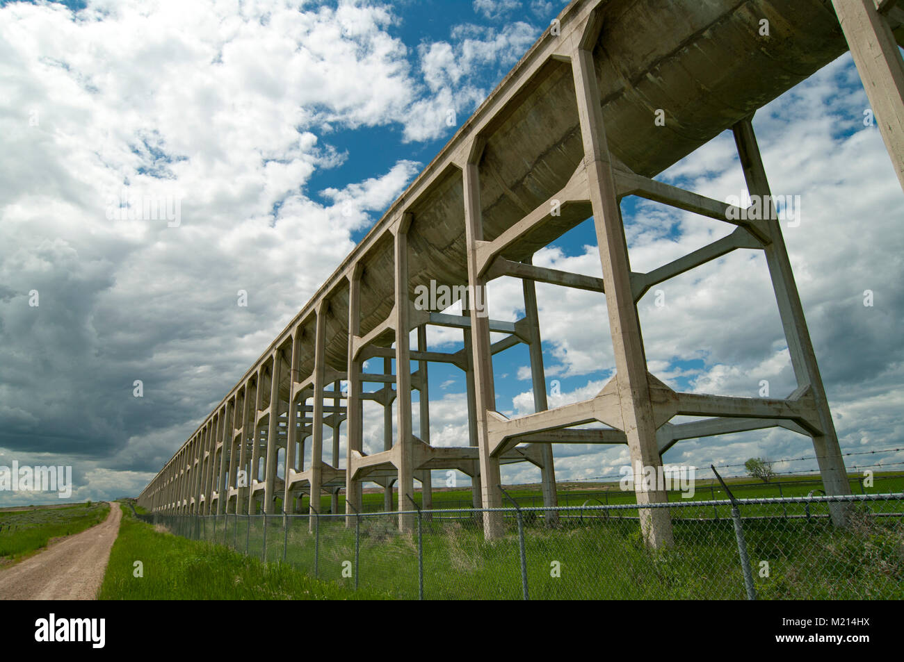 Acquedotto di Brooks, Alberta, Canada. Una vista di questo a livello nazionale e provinciale sito storico dal livello del suolo guardando ad ovest. Foto Stock