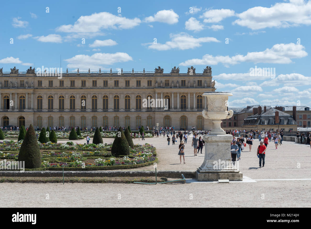 Versailles, Francia - 6 agosto 2017 : Il giardino e la facciata del palazzo di Versailles Foto Stock