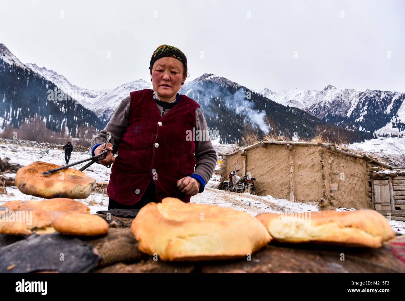 Xnjiang, Cina, 3 feb 2018. Un herder rende pane naan, un snack locali, nella valle Akyaz, Zhaosu County, a nord-ovest . Credito: Xinhua/Alamy Live News Foto Stock