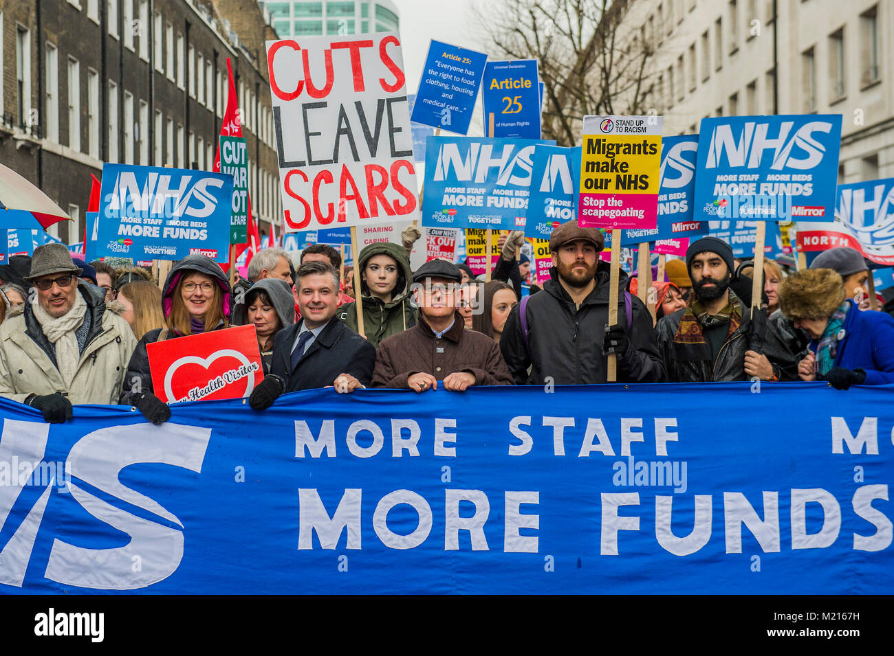 Londra, UK, 3 feb 2018. Jon Ashworth, Shadow Salute Segretario presso la parte anteriore del marzo - NHS in crisi - Risolvere il problema ora Marzo e dimostrazione - organizzata dal gruppo di popoli ha iniziato a Gower Street e finito fuori di Downing street. Credito: Guy Bell/Alamy Live News Foto Stock