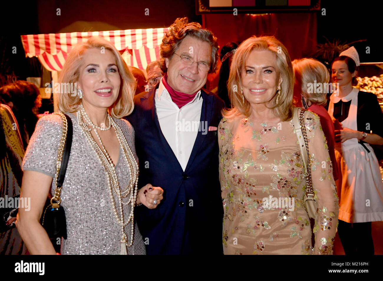 Monaco di Baviera, Germania. 2° febbraio 2018. Gabriele Renate Inaara Principessa di Leiningen (ex: iniziata Inaara Aga Khan) (l), la sua madre Renate Thyssen-Henne (r) e pubblicista Florian Langenscheidt frequentare il sessantesimo compleanno di gastronomo Michael della Kaefer al Postpalast a Monaco di Baviera, Germania, il 2 febbraio 2018. Credito: Felix Hörhager/dpa/Alamy Live News Foto Stock