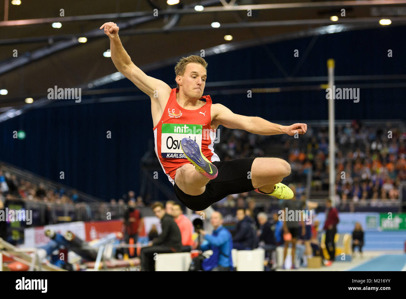 Karlsruhe, Deutschland. 03Feb, 2018. Weitsprung Maenner: Florian Oswald (GER). GES/ Leichtathletik/ riunione interna di Karlsruhe, 03.02.2018 -- atletica meeting Indoor di Karlsruhe, Feb 03, 2018 -- |utilizzo del credito in tutto il mondo: dpa/Alamy Live News Foto Stock