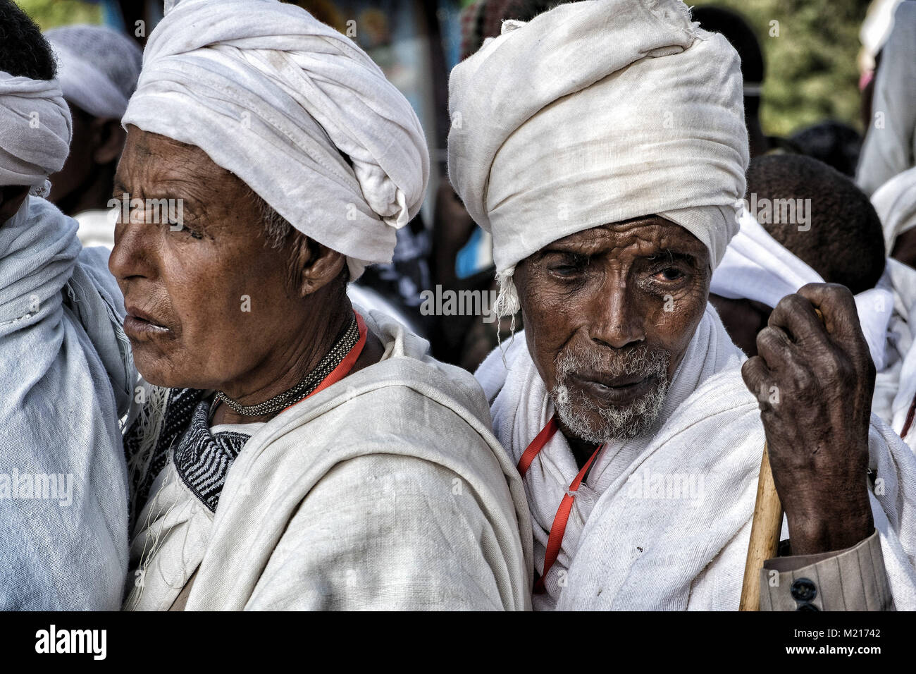 Lalibela, Amhara Region, Etiopia. Il 6 gennaio, 2018. Pellegrini in attesa di entrare nel Biete Giyorgis (chiesa di Saint George).Durante i primi giorni di gennaio, migliaia di ortodossa etiope di pellegrini cristiani vai alla città di Lalibela per visitare il ''Nuova Gerusalemme". Questa città santa è composta da 11 interconnessi chiese scolpite a mano che sono collegati attraverso una serie di labirinti e gallerie.I primi giorni di gennaio di contrassegnare la celebrazione di Genna (noto anche come Ledet), che è la versione di Natale del calendario etiope. Durante questa celebrazione, il viaggio dei pellegrini al sacro Foto Stock