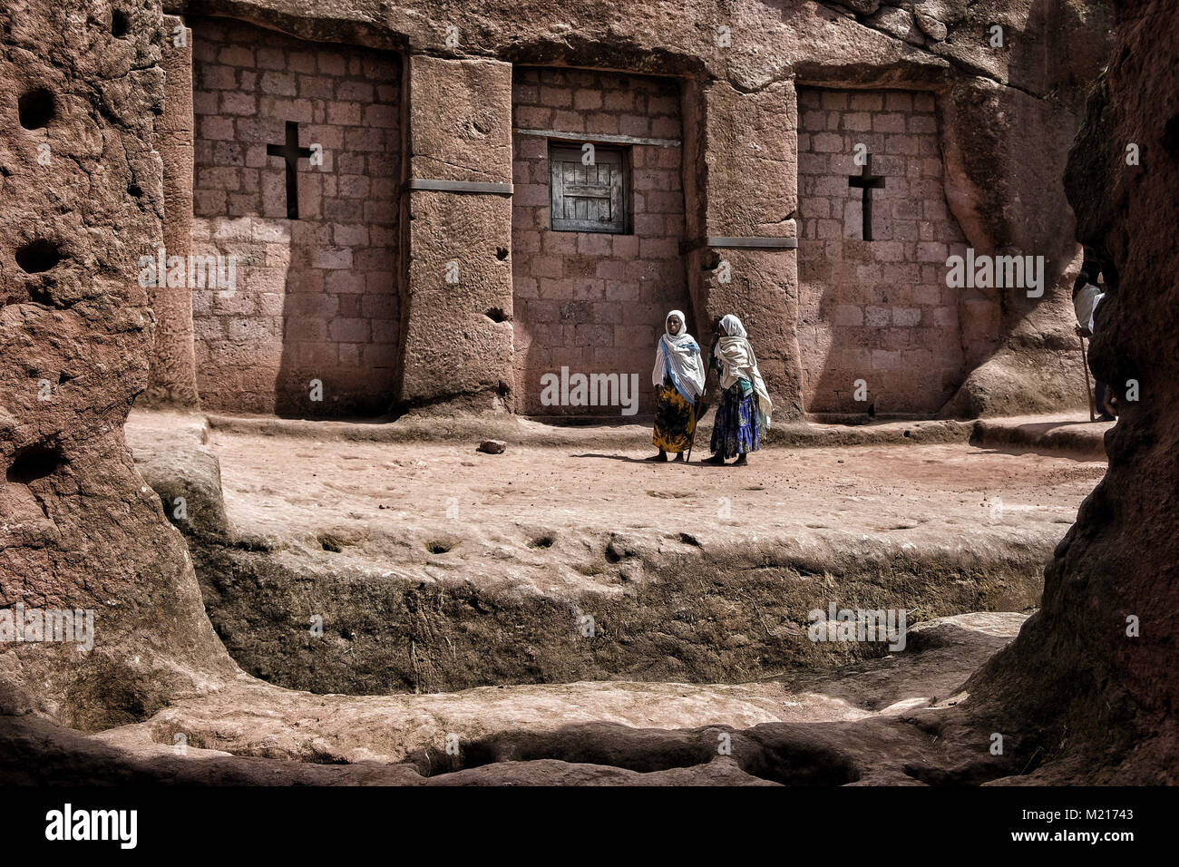 Lalibela, Amhara Region, Etiopia. Il 6 gennaio, 2018. Le donne a piedi al di fuori del Biete Qeddus Mercoreus.Durante i primi giorni di gennaio, migliaia di ortodossa etiope di pellegrini cristiani vai alla città di Lalibela per visitare il ''Nuova Gerusalemme". Questa città santa è composta da 11 interconnessi chiese scolpite a mano che sono collegati attraverso una serie di labirinti e gallerie.I primi giorni di gennaio di contrassegnare la celebrazione di Genna (noto anche come Ledet), che è la versione di Natale del calendario etiope. Durante questa celebrazione, i pellegrini di viaggio per la terra sacra di Lalibela in e Foto Stock