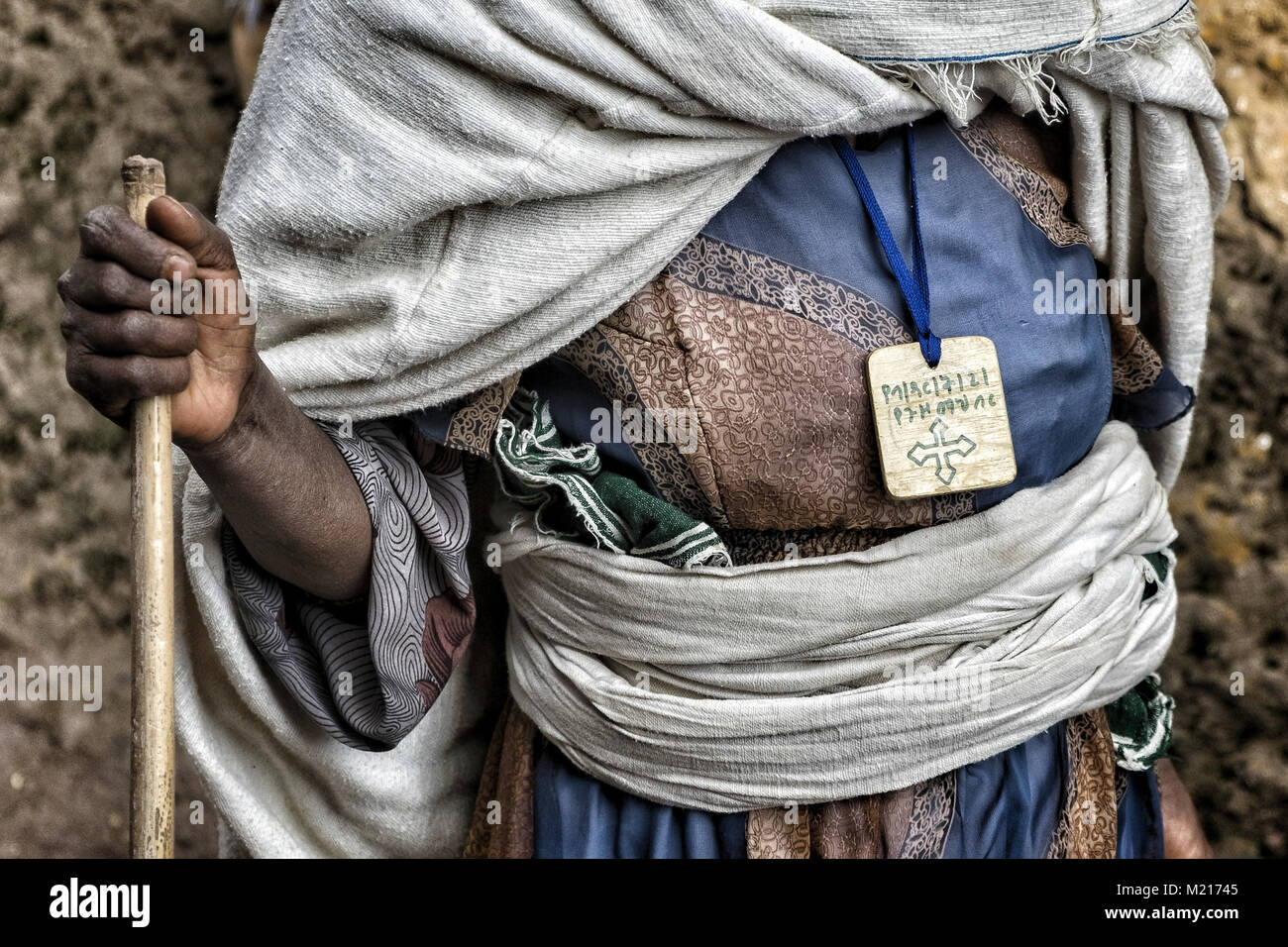 Lalibela, Amhara Region, Etiopia. Gen 5, 2018. Dettaglio di un pellegrino in Lalibela.Durante i primi giorni di gennaio, migliaia di ortodossa etiope di pellegrini cristiani vai alla città di Lalibela per visitare il ''Nuova Gerusalemme". Questa città santa è composta da 11 interconnessi chiese scolpite a mano che sono collegati attraverso una serie di labirinti e gallerie.I primi giorni di gennaio di contrassegnare la celebrazione di Genna (noto anche come Ledet), che è la versione di Natale del calendario etiope. Durante questa celebrazione, i pellegrini di viaggio per la terra sacra di Lalibela a sperimentare che cosa è Foto Stock